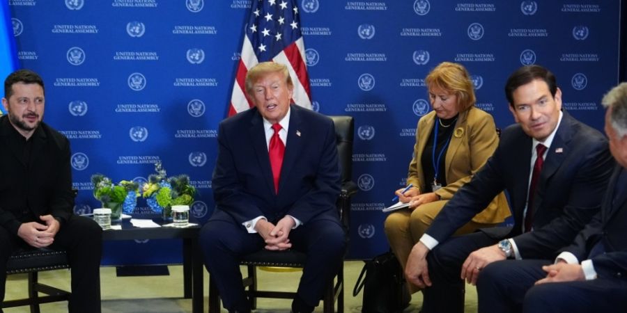 US-Präsident Donald Trump (r) trifft sich während der Generalversammlung der Vereinten Nationen im UN-Hauptquartier mit dem ukrainischen Präsidenten Wolodymyr Selenskyj. Foto: Julia ...