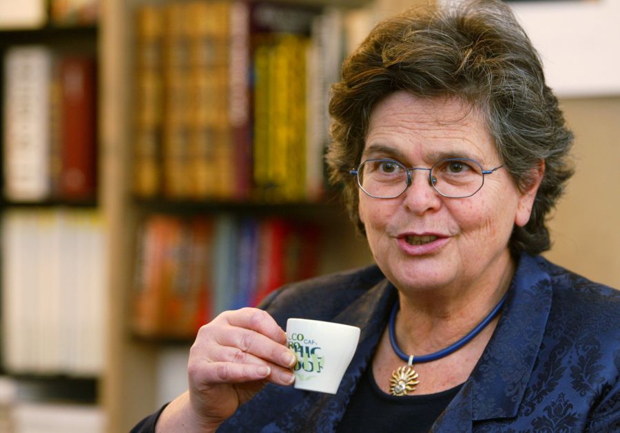 Ruth Dreifuss (SP) war von 1993 bis 2022 im Bundesrat. 1999 war sie die erste Bundespräsidentin der Schweiz. Im Bild: Die abtretende Bundesrätin gibt am 25. November 2002 in ihrem Büro in Bern ein Interview.