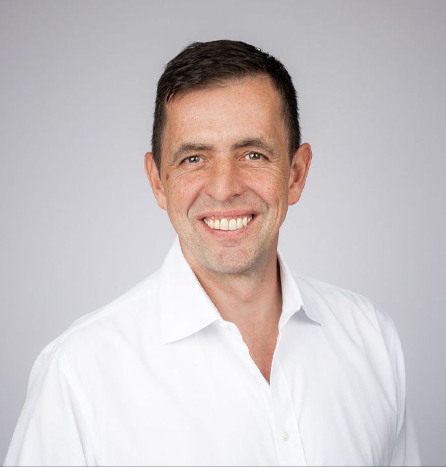 Jürg Suter, Co-Geschäftsführer von Schlafwohl, erklärt das Problem, dass durch die Baustelle entsteht.