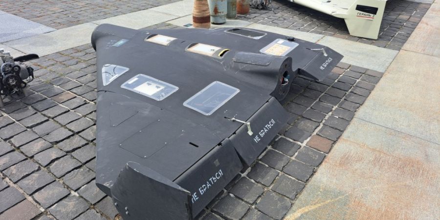 ARCHIV - Über der Ukraine abgeschossene russische Kampfdrohnen iranischer Bauart liegen in Kiew auf dem Boden. Foto: Andreas Stein/dpa/Symbolbild