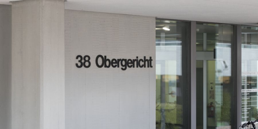 Das Aargauer Obergericht hat die Beschwerde eines Mannes gegen seine Sicherheitshaft abgewiesen. Es sieht ein Risiko für neue Straftaten. Der Mann ist wegen Gewaltstraftaten angeklagt....