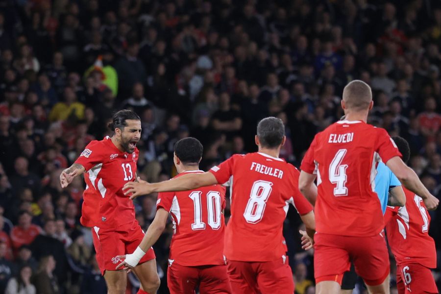 Die Nati jubelt: Ricardo Rodriguez, Remo Freuler und Nico Elvedi nach dem 1:0.