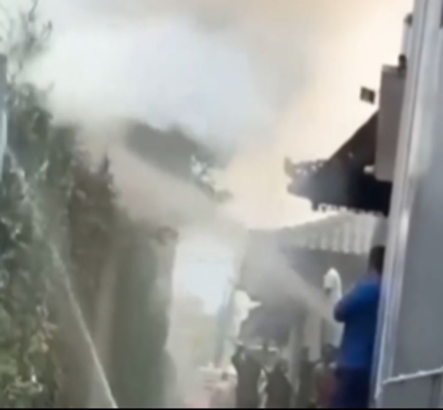 Weil er eine Spinne verjagen wollte, fackelte ein Mann aus Versehen eine Villa auf Bali ab.