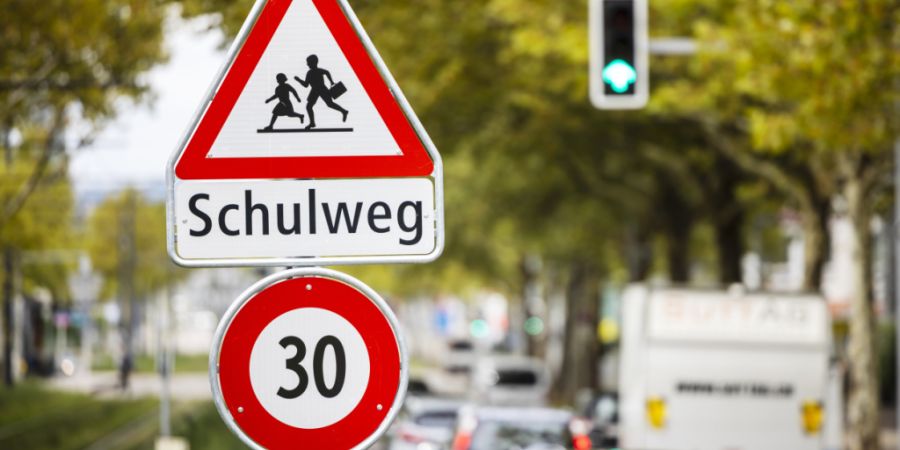 Die Stadt Zürich wartet auf Entscheide zu über 20 Tempo-30-Zonen. Der Regierungsrat fordert sie auf, die Gesuche neu einzureichen. (Symbolbild)