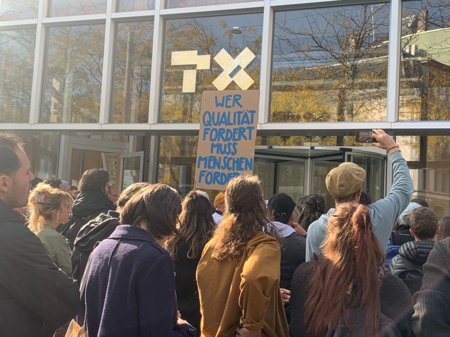 Mehrere Hundert Menschen haben sich in Zürich versammelt.