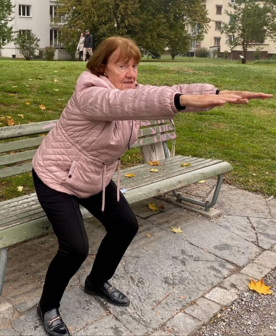 Die Kniebeugen sind für viele Seniorinnen und Senioren ein Kinderspiel.