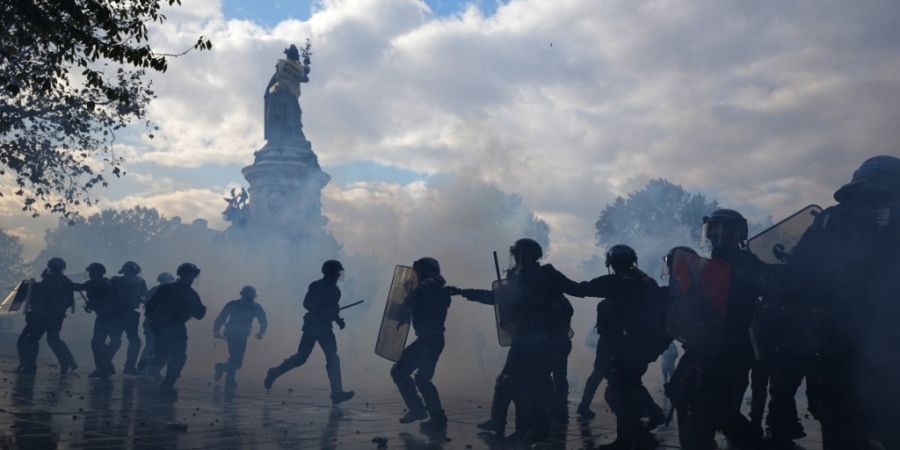Bei einer Demonstration gegen steigende Lebenshaltungskosten, bei der sich die Demonstranten den Forderungen der Studenten anschlossen, kam es in Paris zu Zusammenstößen zwischen der ...