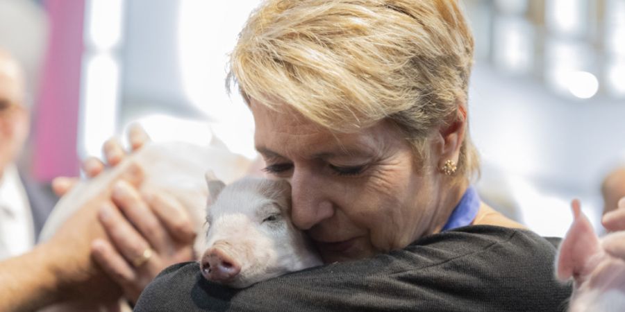 Im vergangenen Jahr eröffnete Bundesrätin Karin Keller-Sutter (FDP) mit dem Ferkel Paola die 82. Olma in St. Gallen.