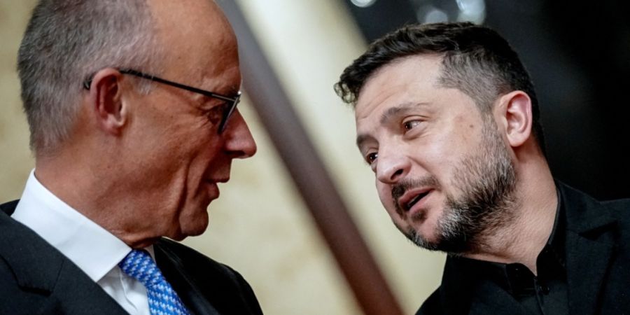 dpatopbilder - Bundeskanzler Friedrich Merz (l, CDU) und Wolodymyr Selenskyj, Präsident der Ukraine, nehmen an einem Wirtschaftsforum teil. Foto: Kay Nietfeld/dpa