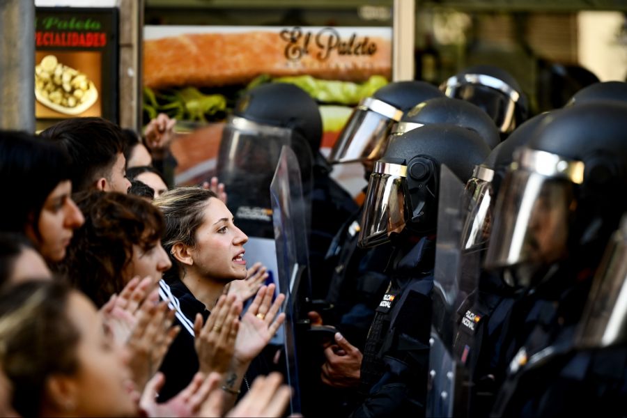 Hunderte Unterstützer wollten die Räumung verhindern – die Polizei setzte Pfefferspray ein.