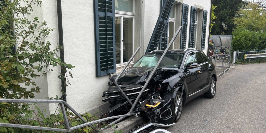 Der Wagen durchbrach die Barriere des Parkhauses und danach einen Metallzaun.
