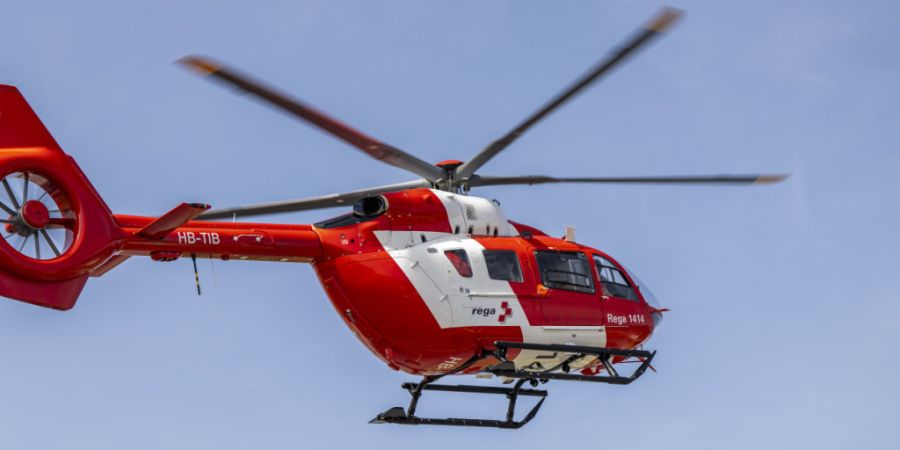 Ein Töfffahrer verletzte sich bei einem Überholmanöver in Zollikerberg schwer. Die Rega musste ihn am Mittwoch in ein Spital fliegen. (Symbolbild)