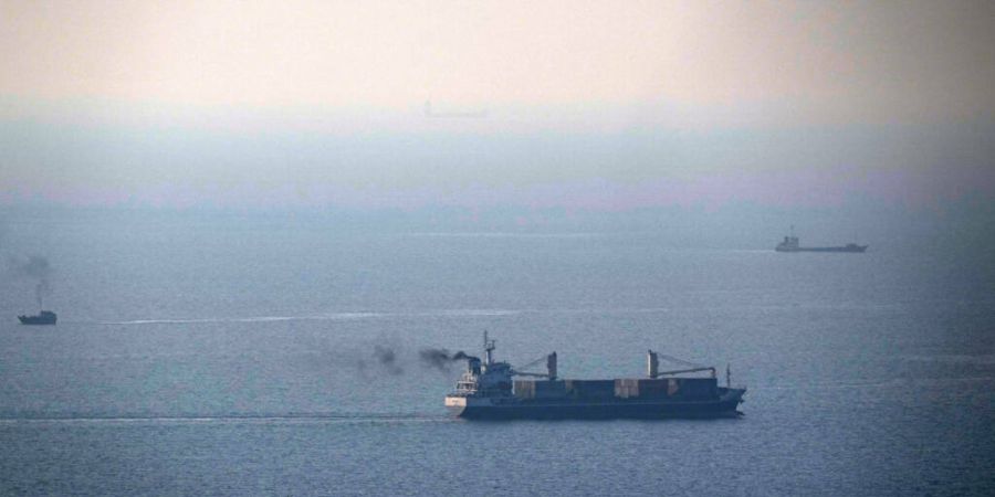 Ein Frachtschiff fährt im Persischen Golf in Richtung der Straße von Hormus. Foto: Altaf Qadri/AP/dpa/Archivbild