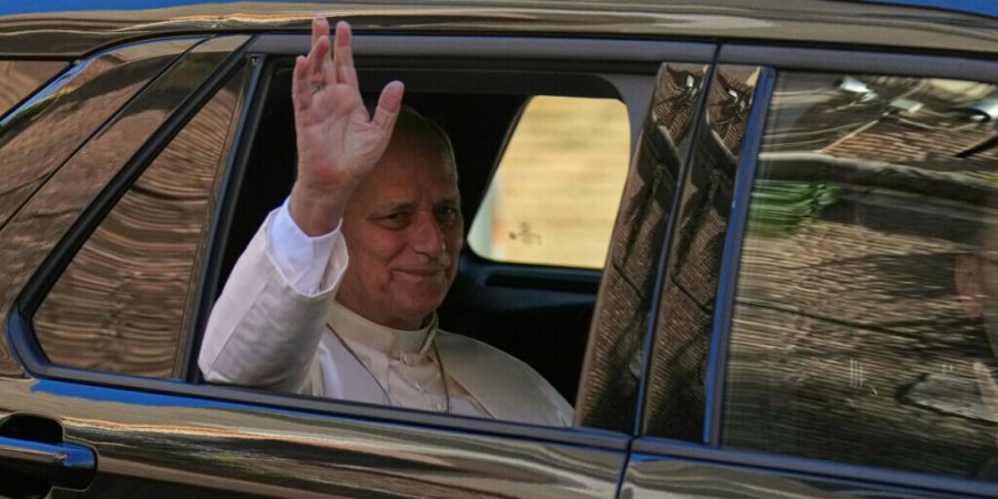 dpatopbilder - Papst Leo XIV. verlässt den Vatikan und begibt sich in die Poliklinik «Agostino Gemelli» in Rom, wo er voraussichtlich einer Operation zur Entfernung eines Lungenknotens...
