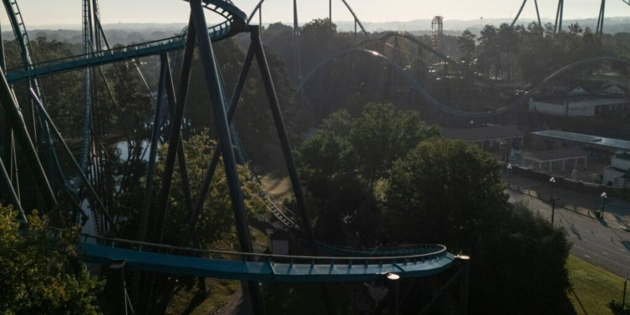 Attraktionen sind in der Nähe der Interstate 20 bei Six Flags Over Georgia zu sehen. Nach dem tödlichen Sturz aus einer Achterbahn im US-Bundesstaat Georgia ist die Identität des Opf...