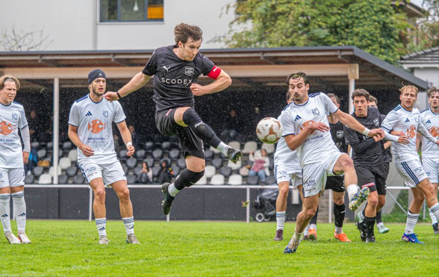 Dieser Ball von Jordi (Köniz) trifft nur die Querlatte.
