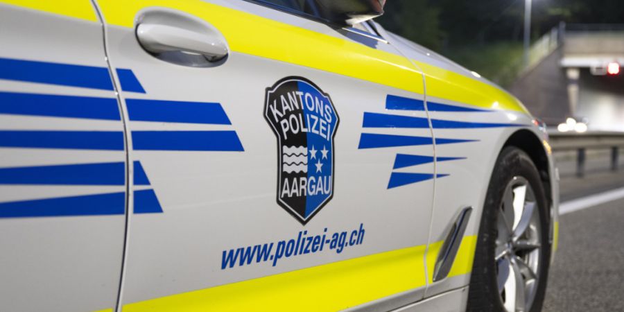 Die Kantonspolizei Aargau rückte am Freitagabend zu einem Unfall in Dottikon AG aus. Eine 22-jährige Autofahrerin verlor die Kontrolle über ihr Fahrzeug und kollidierte mit zwei ande...