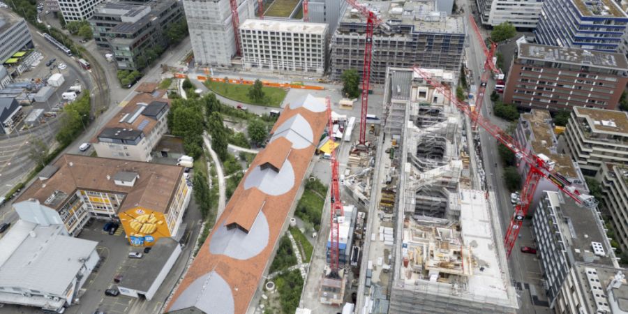 Im Sommer 2025 waren die Bauarbeiten auf dem Koch-Areal noch in vollem Gang. Nun musste die Genossenschaft Kraftwerk1 Mieterinnen und Mieter darüber informieren, dass sie ihre neuen Wo...