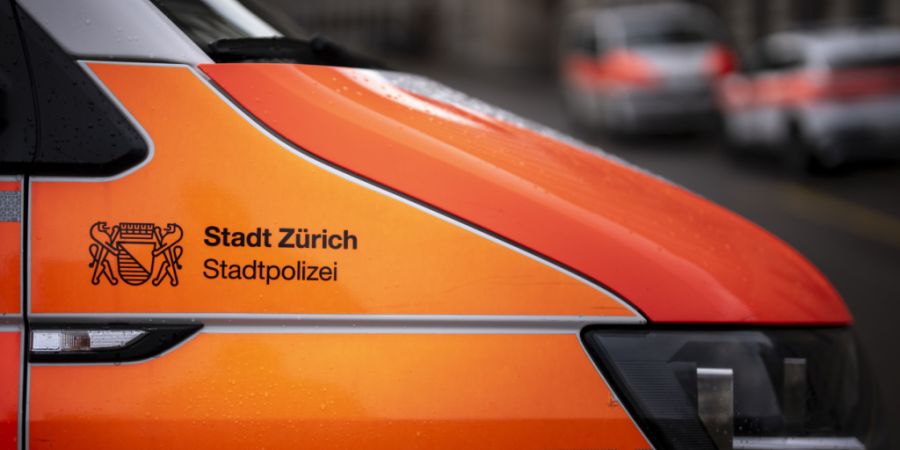 Nach einem Unfall in Zürich hat die Polizei einen jungen Mann festgenommen. Er soll ein Raserdelikt begangen haben, bei dem vier Menschen leicht verletzt wurden. (Archivbild)