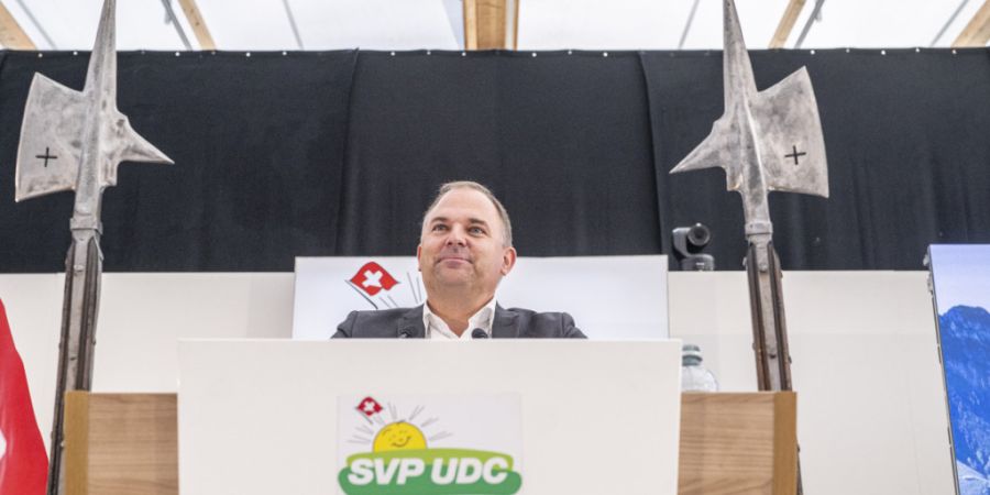 Der SVP-Präsident Marcel Dettling erklärte, dass die Demokratie und die Volksrechte in Gefahr seien.