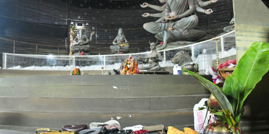 Gegenstände, die von Gläubigen zurückgelassen wurden, liegen nach einer Massenpanik in Kolkata, Indien, auf dem Boden einer Kultstätte für das hinduistische Durga-Puja-Fest. Foto: ...