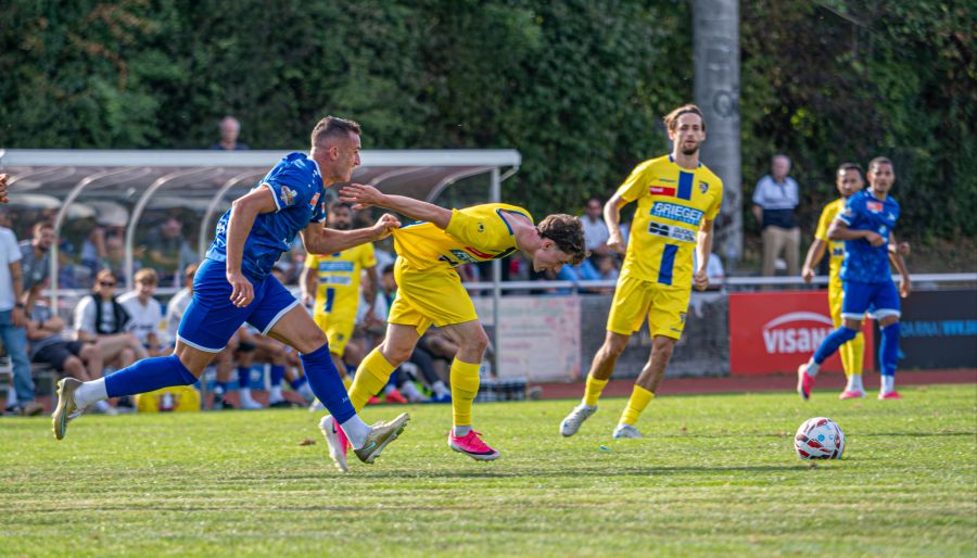 Konopek (Muri-Gümligen) stoppt Huber (Langenthal) regelwidrig.