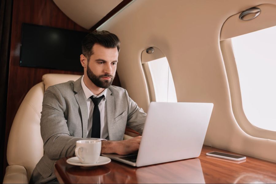 Mann arbeitet im Flugzeug.