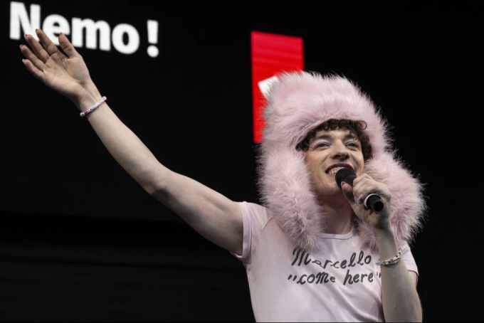 Nemo performt «The Code» auf der Bühne in Biel. Nemo