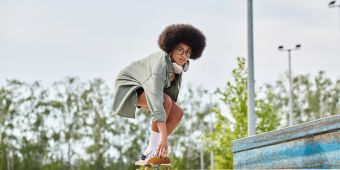 Frau auf Skateboard