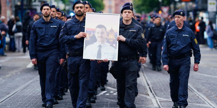 In Gedenken an ihren tödlich verletzten Kollegen Rouven L. ziehen Polizisten durch die Mannheimer Innenstadt.