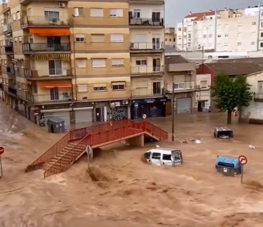 Durch die Stadt Murcia reisst sich ein Fluss und reisst alles mit, was im Weg steht.