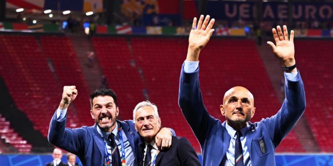 Luciano Spalletti (r) feiert den Achtelfinal-Einzug Italiens an der EM 2024. Hinter ihm freuen sich Gianluigi Buffon (l) und Verbandspräsident Gabriele Gravina. EM 2024