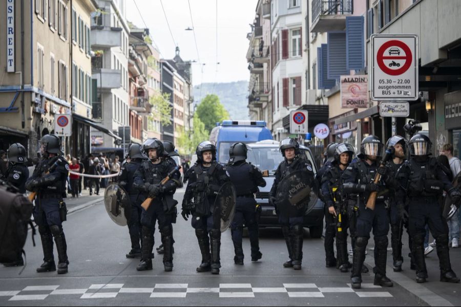 Die Stadtpolizei Zürich schätzt den insgesamt entstandenen Sachschaden auf mehrere Zehntausend Franken.