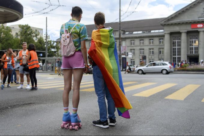 Zwei Personen an der Pride Parade in Biel BE. pride