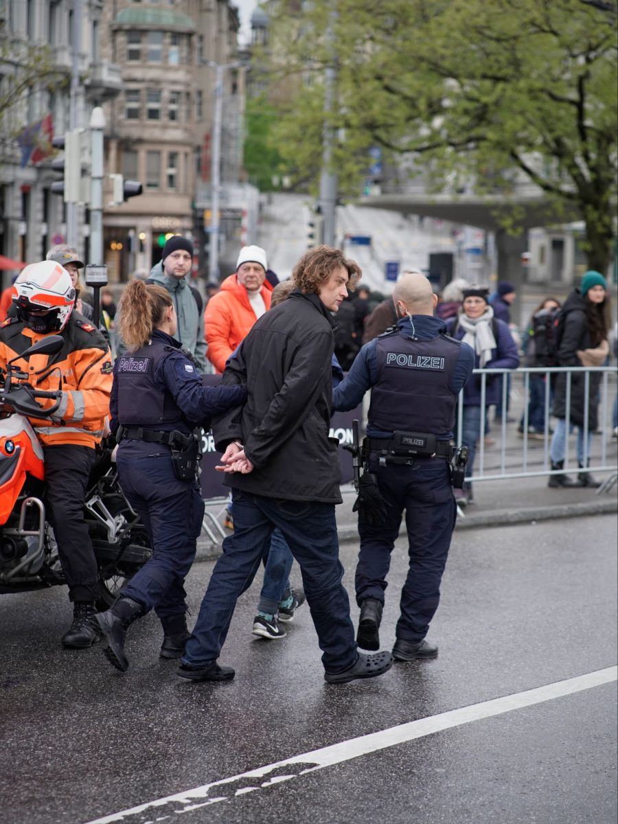 Sie wurden umgehend von der Polizei entfernt.