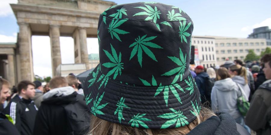 Tausende Menschen feierten am Brandenburger Tor bei der Kundgebung und dem Fest zur Legalisierung von Cannabis.