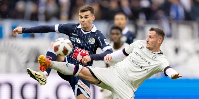 FC Luzerns Jakub Kadak, links, gegen FC Basels Taulant Xhaka. FC Basel FCL