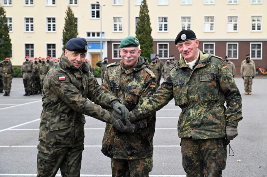 Davor warnt Nato-General Jürgen-Joachim von Sandrart (rechts).