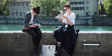 Frauen Fluss lesend Mauer