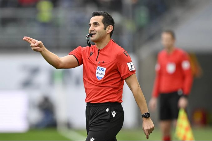 Fedayi San wird an der EM 2024 als Video Assistant Referee (VAR) eingesetzt. Fedayi San