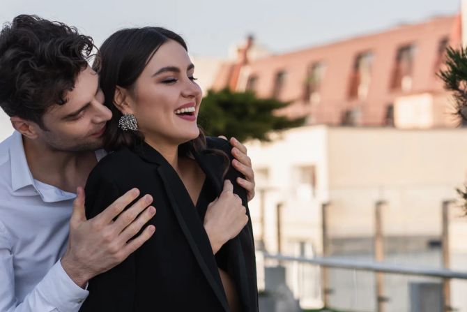 junges, attraktives paar auf terasse, urban