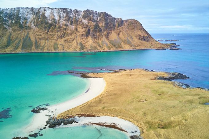 Auf den Lofoten gibt es Strände wie in der Karibik. Strand und türkises Meer auf den Lofoten, Norwegen.