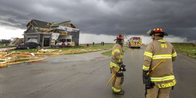 Feuerwehrleute vor einem zerstörten Haus in Omaha. Omaha Tornado Schäden Feuerwehrleute