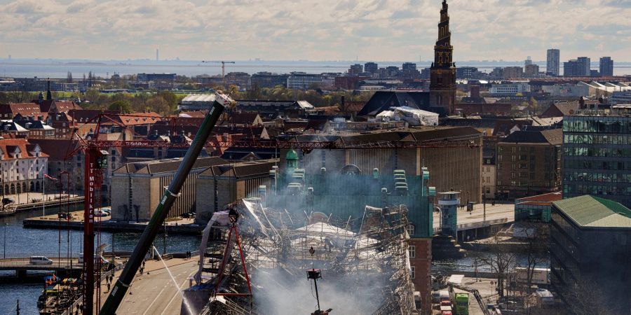 Das zerstörte Gebäude der alten Börse in Kopenhagen. Wieso das Feuer ausbrach, ist immer noch unklar.