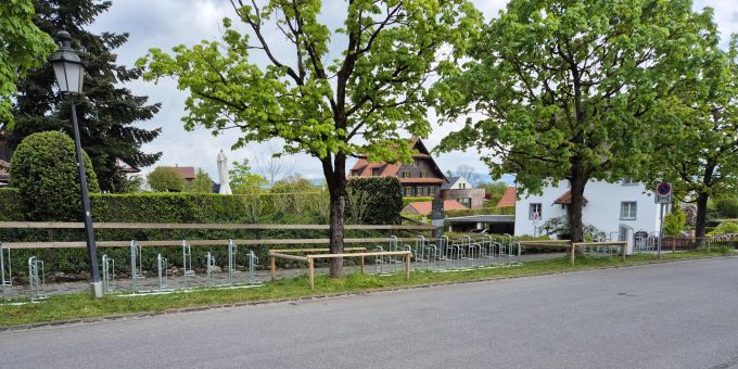 Neue Veloabstellplätze werden beim Strassenkreuz Seestrasse und Dersbachstrasse erstellt. Neue Veloabstellplätze.