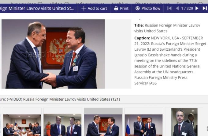 Mit der Bildlegende, hier seien der russische Aussenminister Sergei Lawrow und «Switzerland's President Ignazio Cassis» zu sehen, verbreitet Tass dieses Bild. Lawrow Farìa Cassis Orden