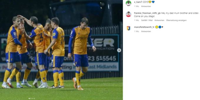 Die Spieler von Mansfield Town jubeln. Mansfield Town