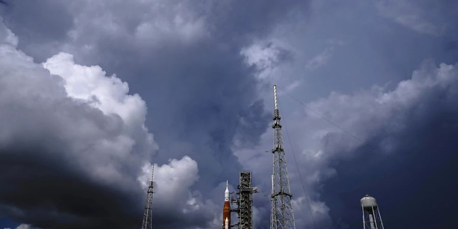 Die für die Artemis-Mondmission vorgesehene Nasa-Rakete an der Startrampe in Florida. (Archivbild)