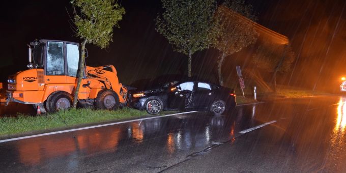 Der Mann hat sich beim Unfall leicht verletzt.