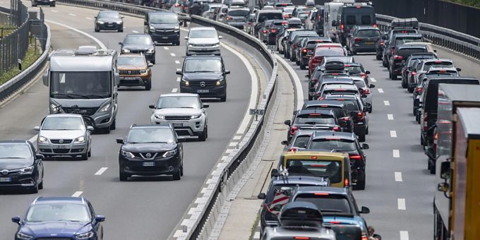 Am Gotthard - Geplatzter Lastwagenreifen: 14 Kilometer Stau